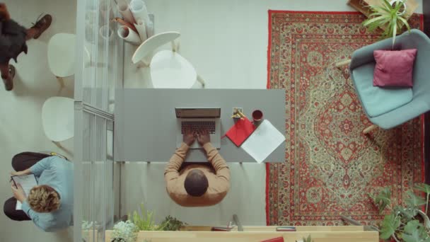 Сверху Вниз Снимок Афроамериканского Бизнесмена Работающего Ноутбуке Офисе — стоковое видео