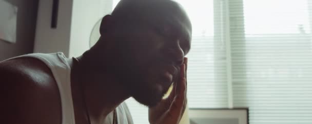 Gros Plan Homme Afro Américain Frottant Les Yeux Bâillement Après — Video