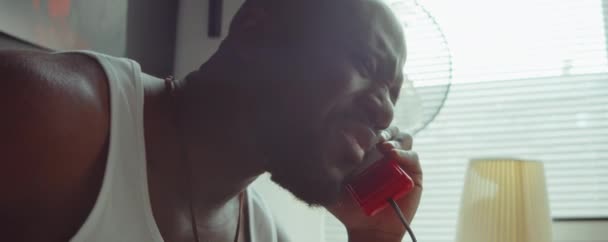 Foto Ravvicinata Uomo Afroamericano Assonnato Che Parla Telefono Mattino Casa — Video Stock