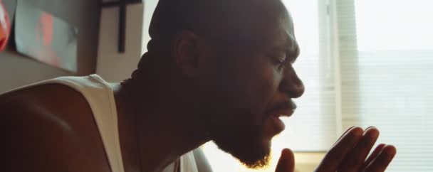 Закрыть Наклон Снимок Афроамериканца Сидящего Закрытыми Глазами Держась Руки Читая — стоковое видео