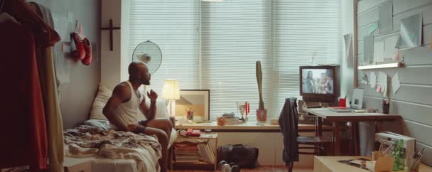 Zoom Avant Homme Afro Américain Reposant Sur Lit Maison Regarder — Video