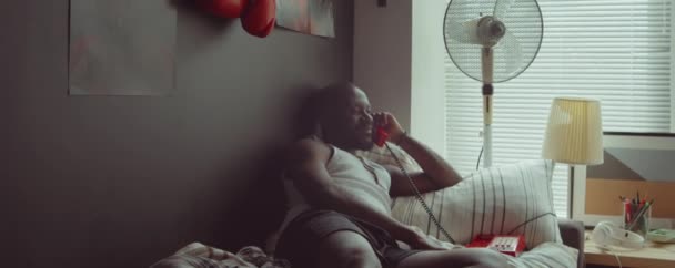Afro Americano Deitado Cama Falando Telefone Depois Acordar Manhã — Vídeo de Stock