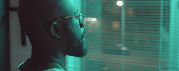 Düşünceli Afro Amerikalı Adam Karanlık Odada Dikiliyor Gece Kör Pencereden — Stok video