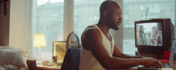 Homme Afro Américain Barbu Assis Maison Travaillant Sur Ordinateur Portable — Video