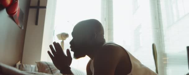 Vue Latérale Homme Afro Américain Tenant Les Mains Serrées Priant — Video