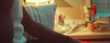 Afro-Amerikalı adam haplar alıyor, su içiyor, ışıkları kapatıyor ve geceleri evde uyurken yatağa uzanıyor.