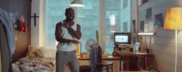 Homme Afro Américain Détendu Débardeur Pantalon Maison Allumant Musique Sur — Video
