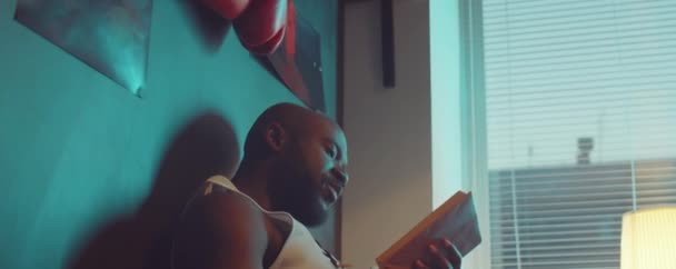 Plan Angle Bas Homme Afro Américain Assis Sur Lit Maison — Video