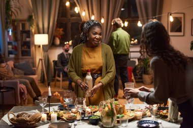 Birlikte akşam yemeği hazırlayan kadınlar.