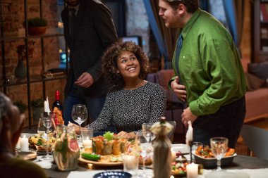 İnsanlar akşam yemeği partisini evde ziyaret ediyor.