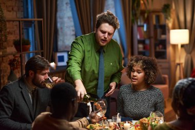 Akşam yemeği partisine oturan arkadaşlar