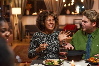 Arkadaşlarıyla eğlenen bir kadın.