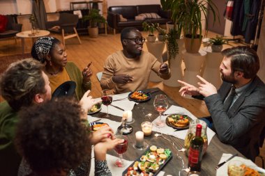 Arkadaşlar yemek sırasında oynuyorlar.