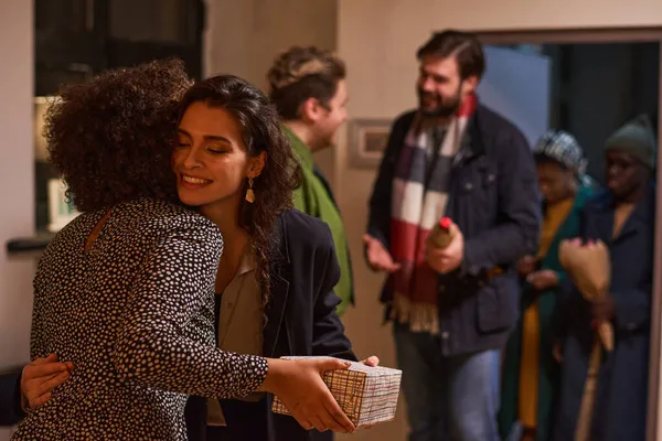 Casal convidando seus amigos para casa — Fotografia de Stock