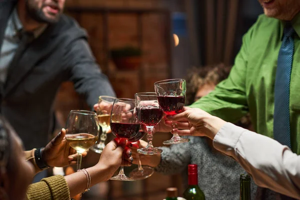 Persone che bevono vino rosso alla festa — Foto Stock