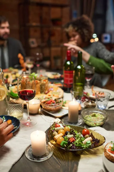 Dinng table with food and drinks — Stock Photo, Image