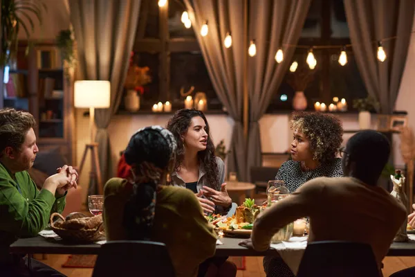 Встреча друзей во время званого ужина — стоковое фото