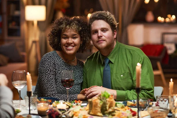 Ευτυχισμένο ζευγάρι που έχει ραντεβού στο τραπέζι. — Φωτογραφία Αρχείου