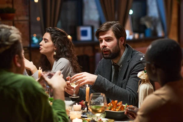 Hombre hablando con la gente durante una cena — Foto de Stock