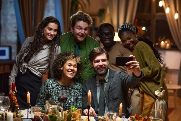 Amigos haciendo selfie durante una cena —  Fotos de Stock