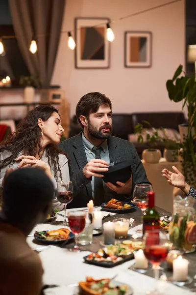 İnsanlar masada yemek yiyor.