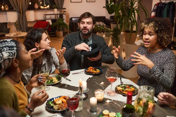 Arkadaşlar akşam yemeğinde oyun oynuyorlar.