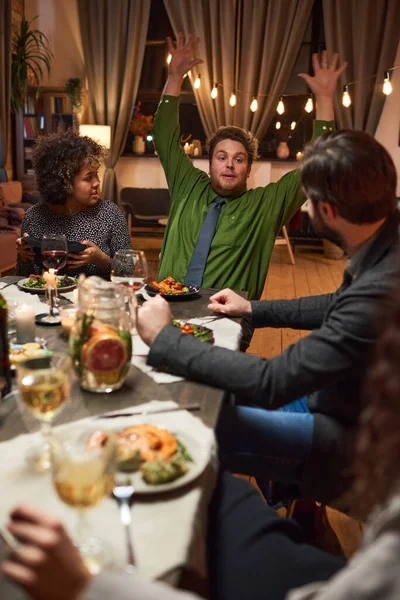 İnsanlar tatil masasında oturuyor.