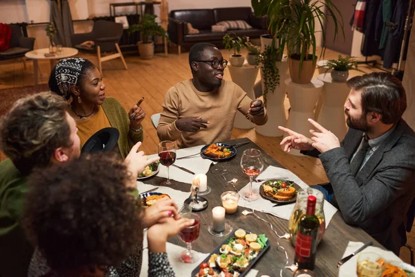 Arkadaşlar yemek sırasında oynuyorlar.