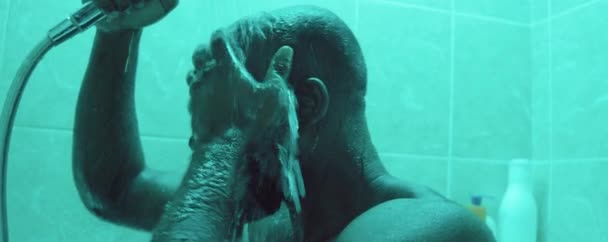 Africký Američan Při Večerní Koupeli Lije Vodu Hlavu Sprchy — Stock video