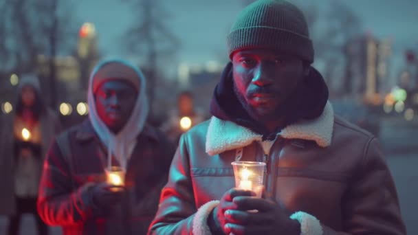 Selektive Fokusaufnahme Eines Afroamerikanischen Mannes Der Eine Kerze Der Tasse — Stockvideo