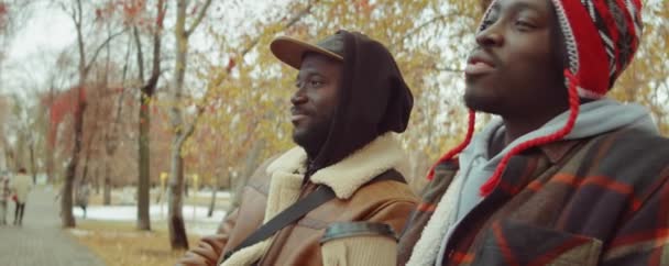 Dos Amigos Afroamericanos Tomando Café Sonriendo Charlando Mientras Están Sentados — Vídeos de Stock