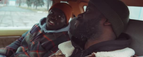 Zbliżenie Ujęcia Dwóch Wesołych Afroamerykanów Siedzących Samochodzie Rozmawiających Czymś — Wideo stockowe