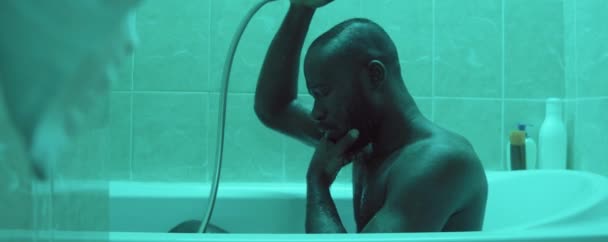 Vue Latérale Homme Afro Américain Assis Dans Baignoire Douche Dans — Video