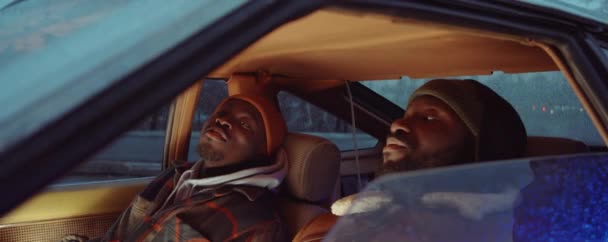 Двое Молодых Афроамериканцев Сидящих Машине Вечером Говорящих Мигающем Улице — стоковое видео