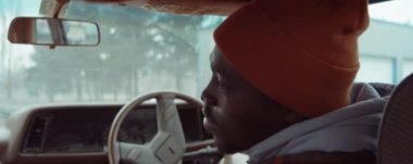 Arabadaki iki Afrikalı Amerikalı erkek arkadaşın arka koltuktan çekimleri.