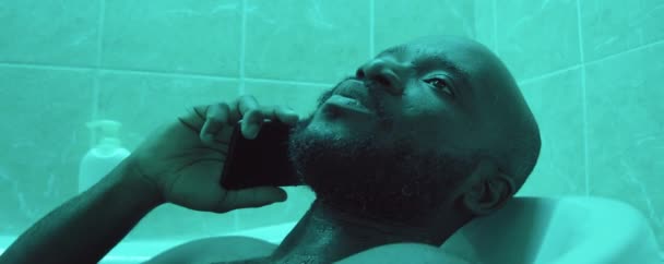 Nesten Bilde Afrikansk Mann Badekaret Som Snakker Mobiltelefon – stockvideo