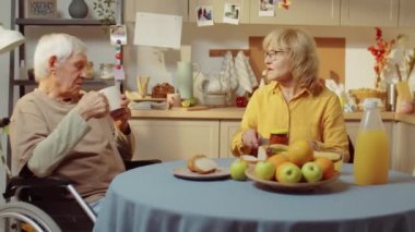 Modern aşık kadın ve erkek, sıradan bir sabahı mutfakta birlikte geçirirler. Masada rahat rahat otururlar, kahvaltı hazırlarlar, çay içerler ve çeşitli şeylerden konuşurlar.