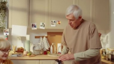 Son sınıf öğrencisi sabahını karısıyla kahvaltıda kahve hazırlayıp bir şeyler konuşarak geçiriyor.