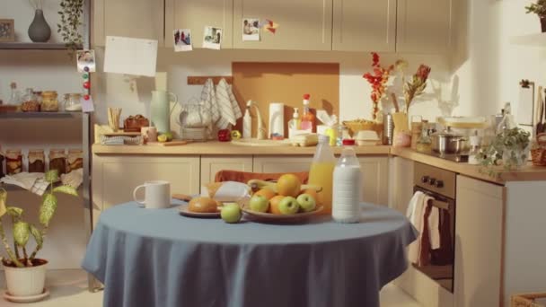 Lidé Záběr Útulný Moderní Kuchyňský Interiér Béžovým Nábytkem Stůl Zdobený — Stock video
