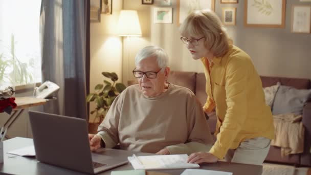 Horizontální Záběr Starší Bělošky Která Pomáhá Svému Manželovi Najít Chybu — Stock video