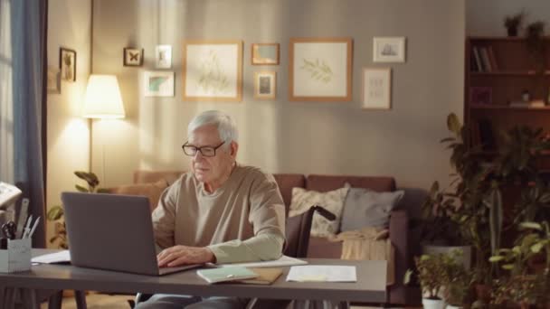 Portré Idős Menedzser Visel Alkalmi Ruhák Szemüvegek Asztalnál Nappaliban Otthon — Stock videók