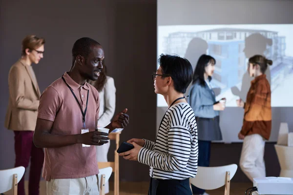 Networking durante un seminario con le persone — Foto Stock