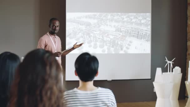 Афроамериканський Архітектор Чоловічої Статі Який Тримає Цифрову Табличку Розповідає Про — стокове відео