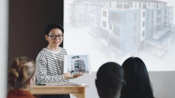 Aziatische Vrouwelijke Architect Tonen Papieren Dia Uitleggen Presentatie Whiteboard Tijdens — Stockvideo