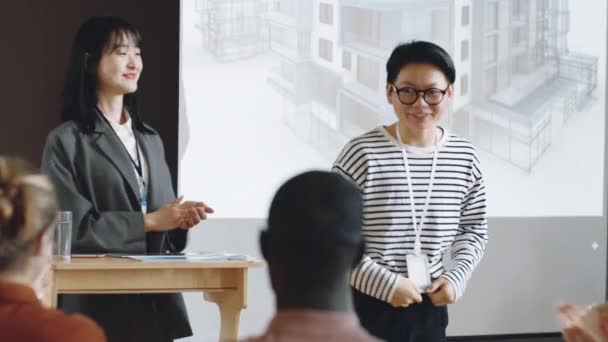 Asiatische Rednerin Läuft Zum Whiteboard Während Die Menschen Ihr Applaudieren — Stockvideo