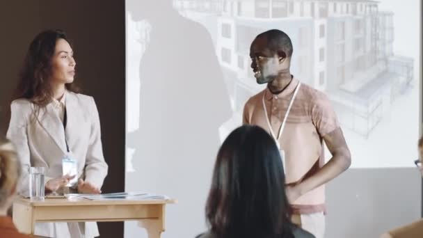 Afroamerikanischer Architekt Läuft Zum Whiteboard Als Ihm Das Publikum Applaudiert — Stockvideo
