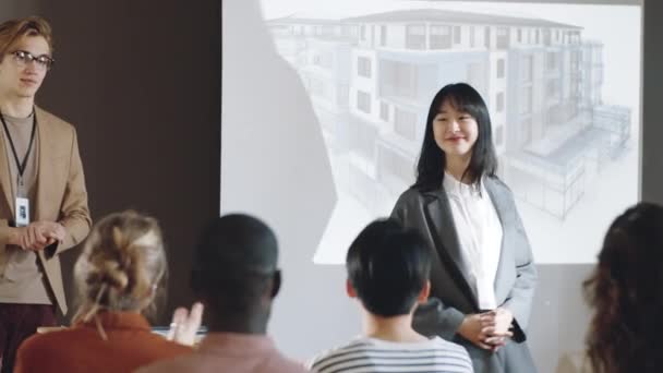 Jonge Aziatische Zakenvrouw Lopen Naar Whiteboard Groet Publiek Het Geven — Stockvideo