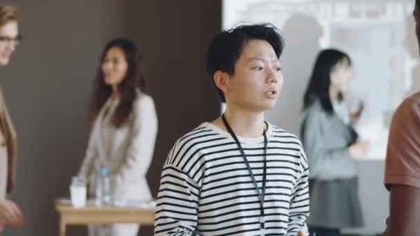 Jong Aziatische Vrouw Holding Smartphone Bril Terwijl Spreken Met Mannelijke — Stockvideo