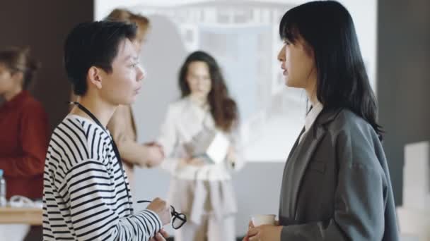 Selectieve Focus Shot Van Twee Jonge Aziatische Vrouwen Bespreken Werk — Stockvideo