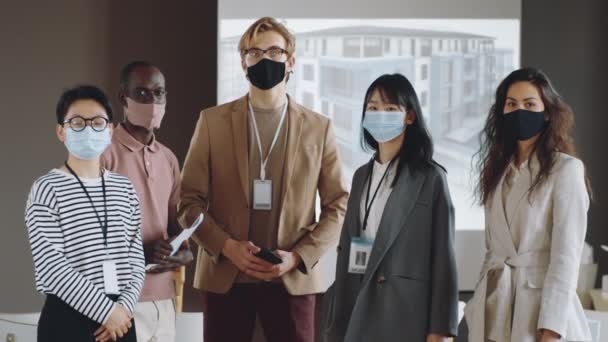 Gruppenporträt Eines Teams Multiethnischer Geschäftsleute Schutzmasken Die Auf Einer Konferenz — Stockvideo